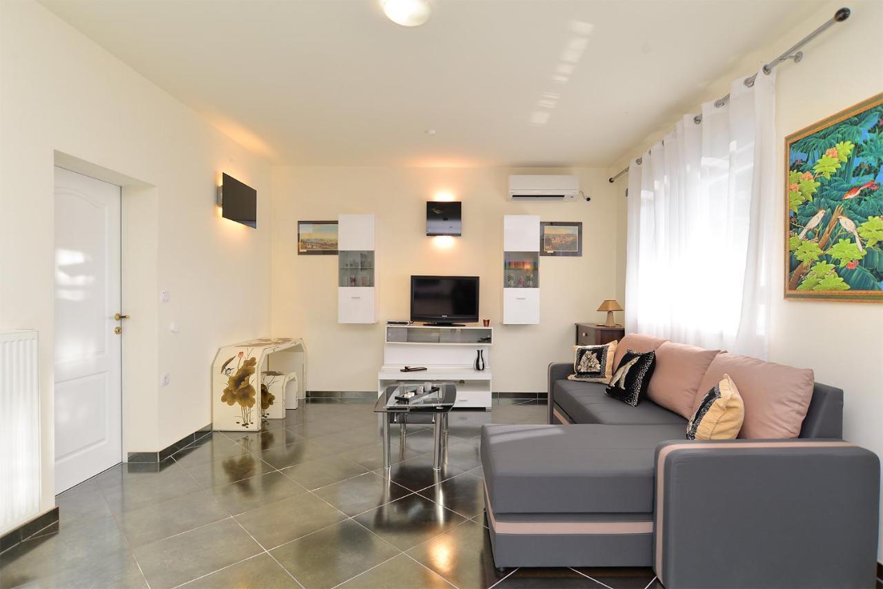 Apartments Ariana 1989 파자나 외부 사진